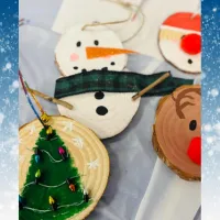 examples of winter painting on woodslice